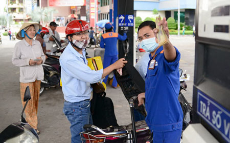 Khách hàng đổ xăng tại cửa hàng xăng dầu số 53 trên đường Phan Xích Long, Q.Phú Nhuận, TP.HCM.